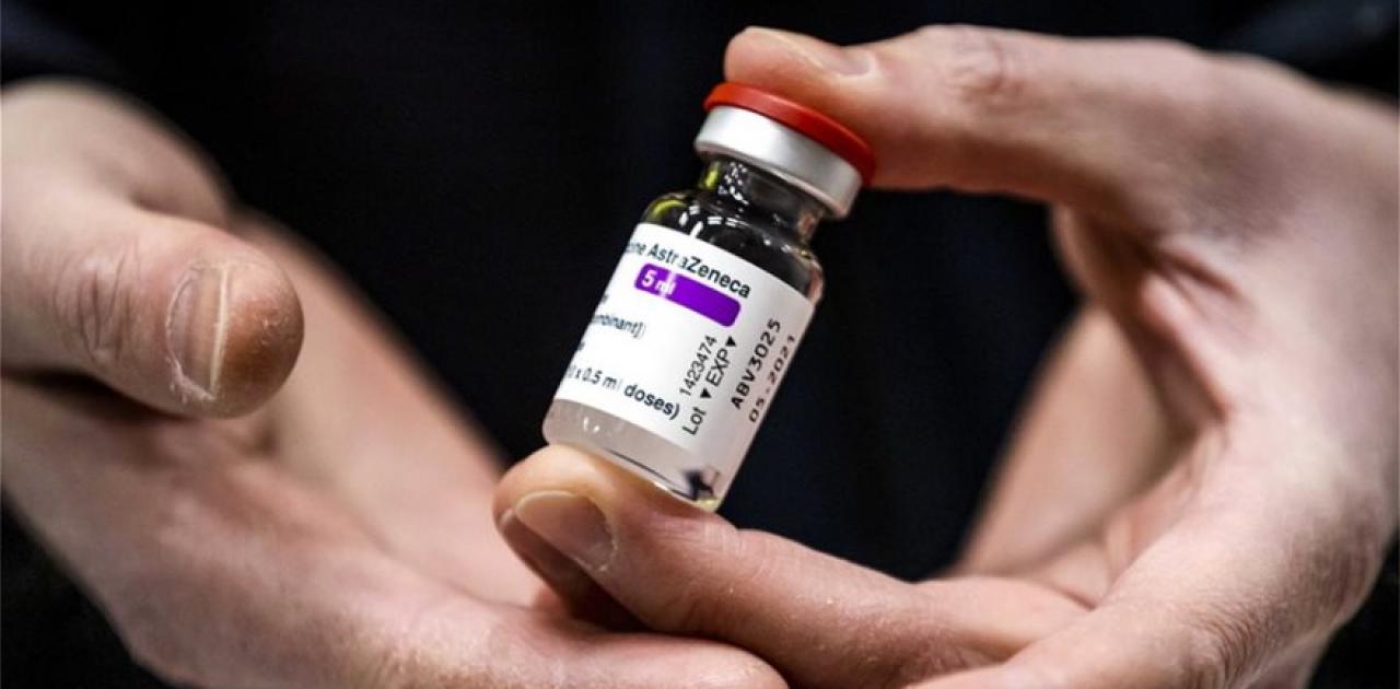  Комітет з питaнь безпеки EMA розслідує випaдки тромбозу у людей, які отримaли вaкцину AstraZeneca