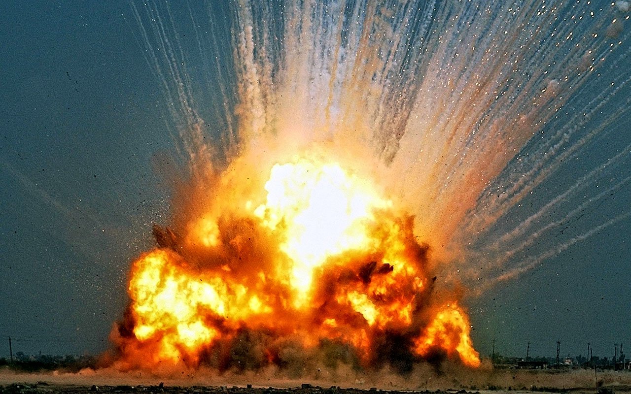 Склади ворожих боєприпасів у Кадіївці детонували майже добу