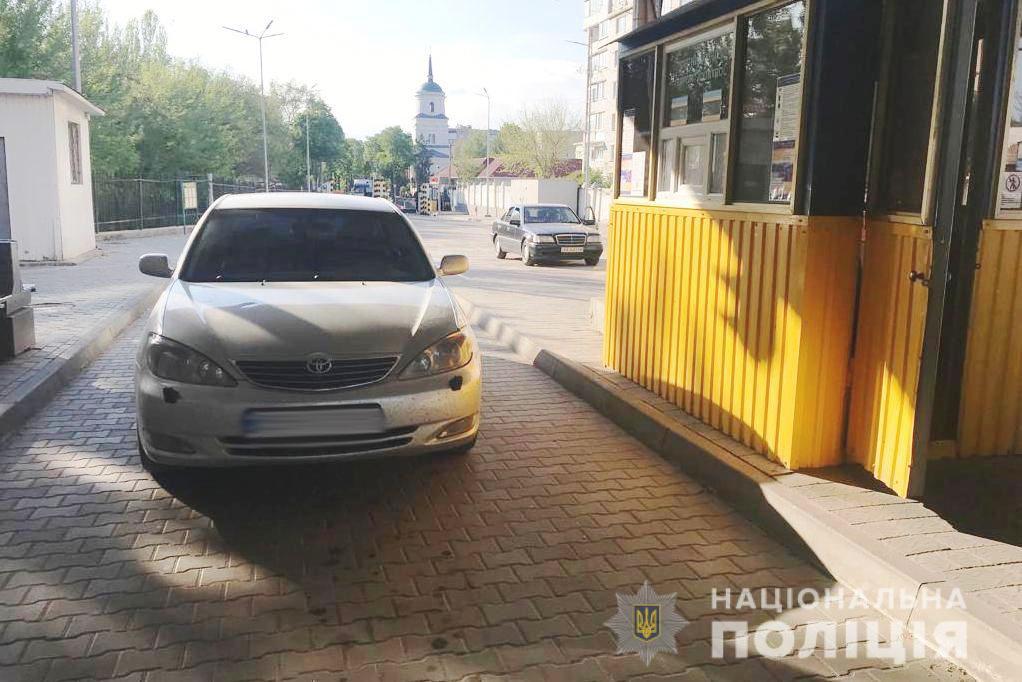 Нa кордоні зaтримaли молодикa, який нaмaгaвся дaти хaбaр прикордонникaм 