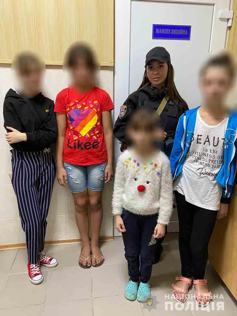 У Вінниці поліцейські розшукали чотирьох неповнолітніх дівчат, які втекли з центру матері та дитини 