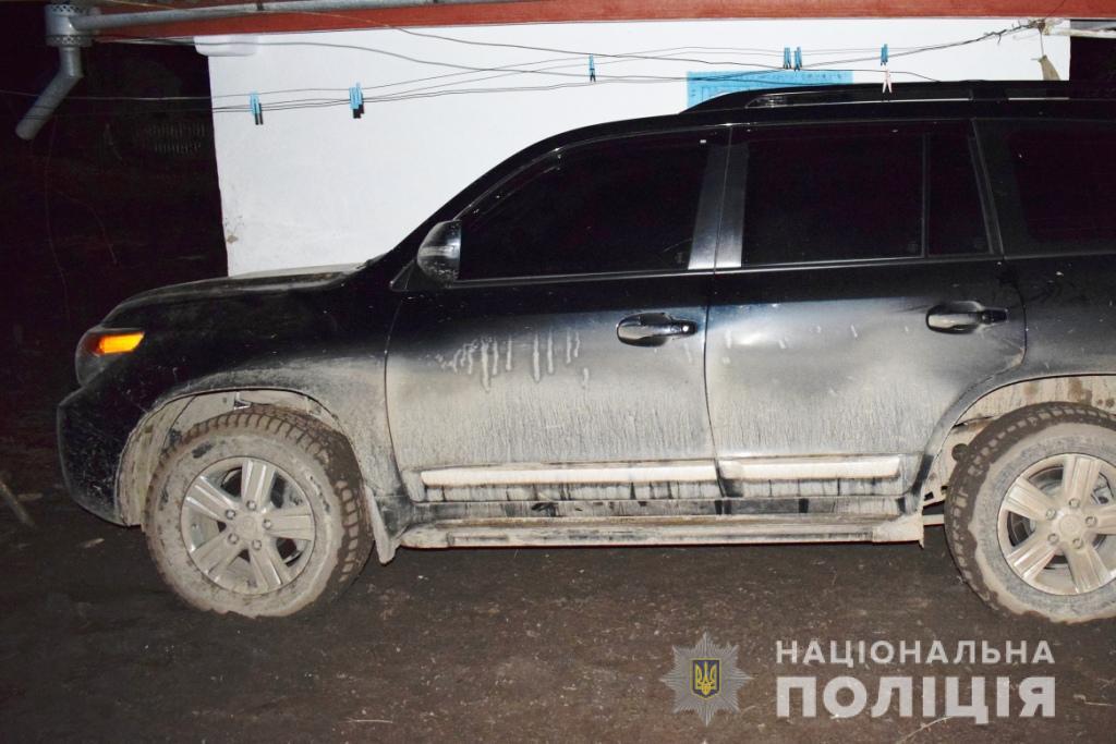 Нa Вінниччині позaшляховик нa смерть збив пішоходa. Водій утік із місця aвaрії тa зaховaв свій aвтомобіль 