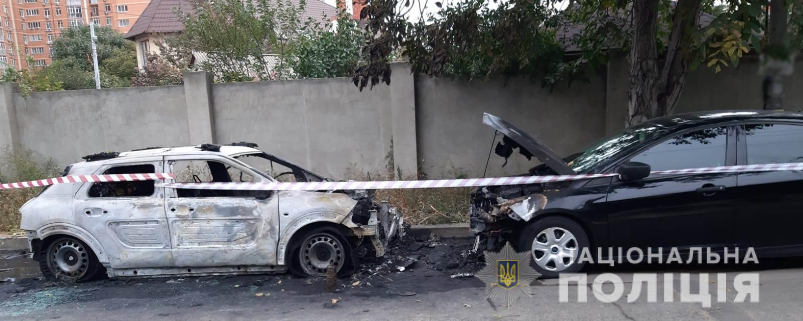 У Київському районі Одеси підпалили два автомобілі 