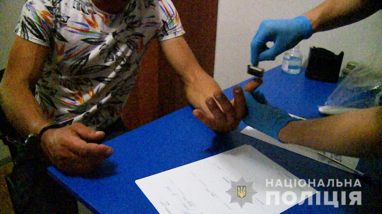 У Вінниці затримали раніше судимого чоловіка за напад на жінку з дитиною