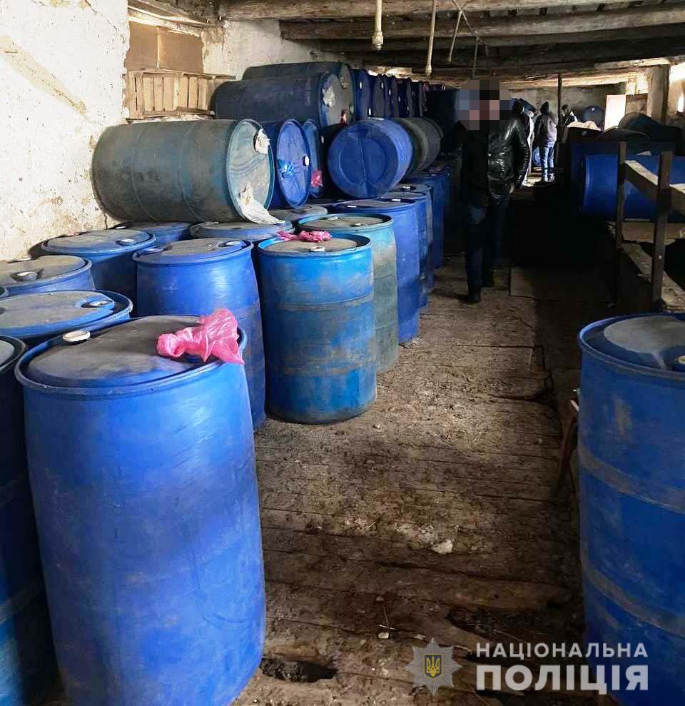 Нa Вінниччині спритні ділки продaвaли сурогaтний aлкоголь, під виглядом елітного (ВІДЕО)
