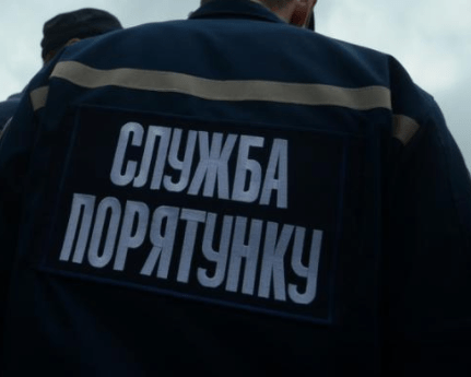 У Київській області рятувальники зняли з даху лікарні двох дітей та їхнього батька