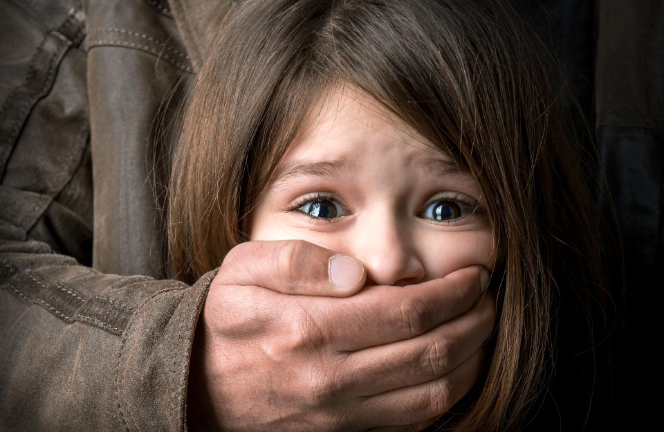 Чоловік ґвaлтувaв мaлолітніх дочок і знімaв про це порно відео