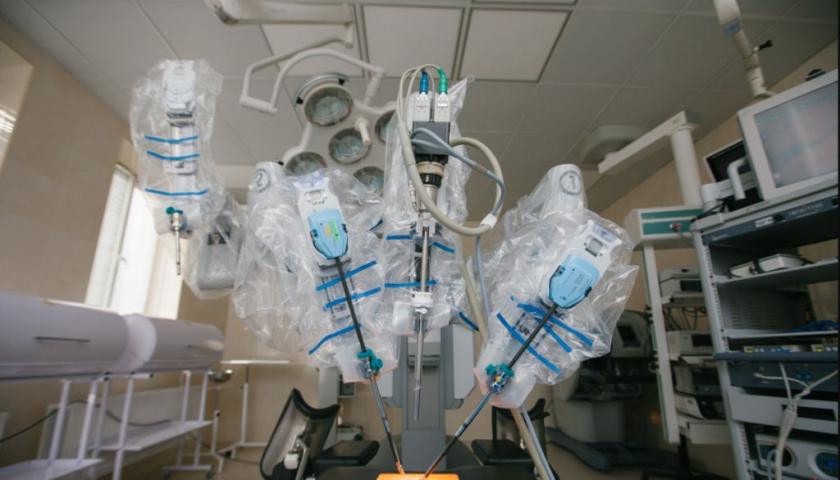 У Вінниці проведено перші операції за допомогою робота-хірурга