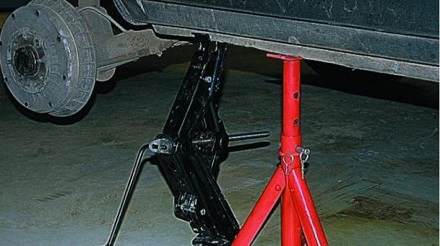 На Вінниччині водій загинув від падіння автомобіля з домкрата