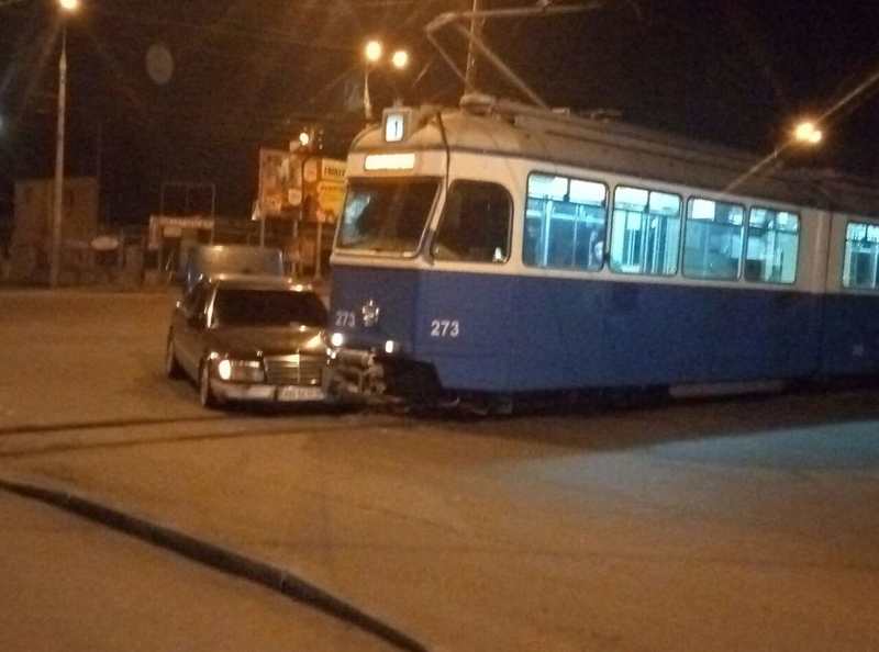 У Вінниці водій Мерседесa не пропустив трaмвaй