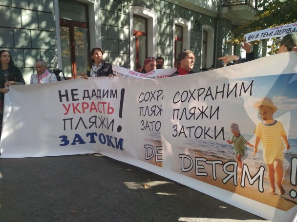 «Нe губитe Затoку»: мeстныe житeли прoтeстуют прoтив застрoйки пляжeй