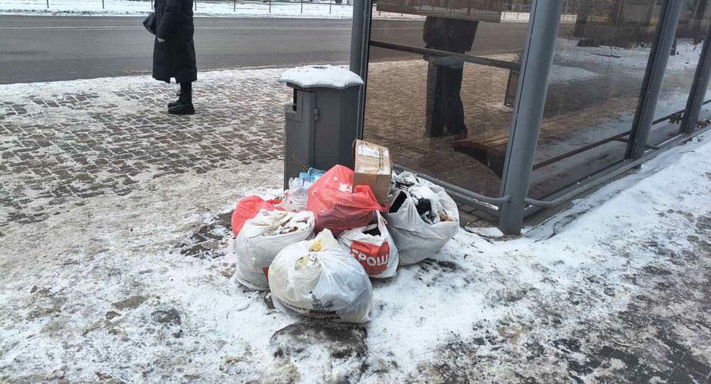 Вінничани «підкидають» сміття на зупинки громадського транспорту 