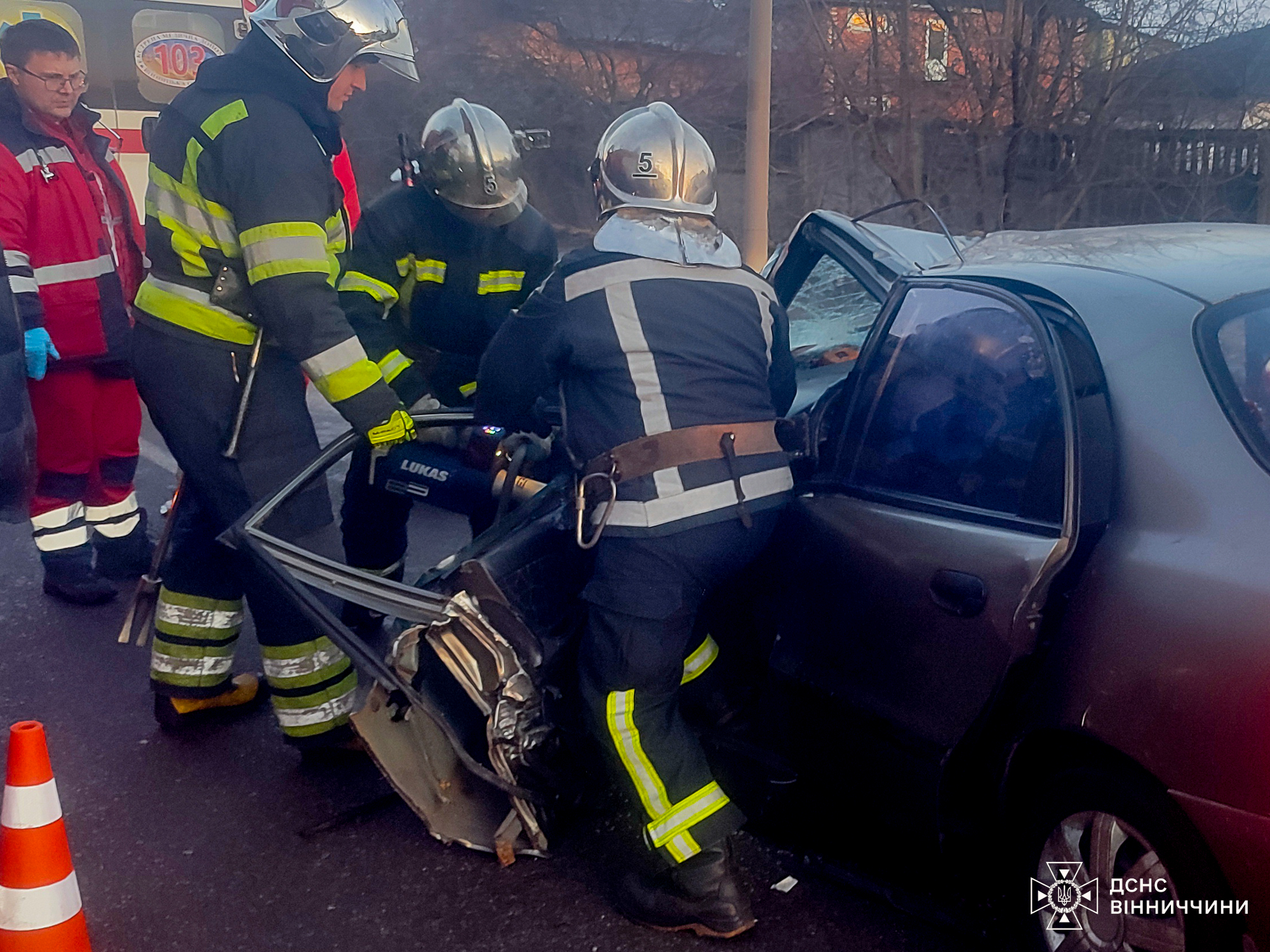 У Вінниці сталася жахлива аварія – водія довелось деблокувати з понівеченого авто