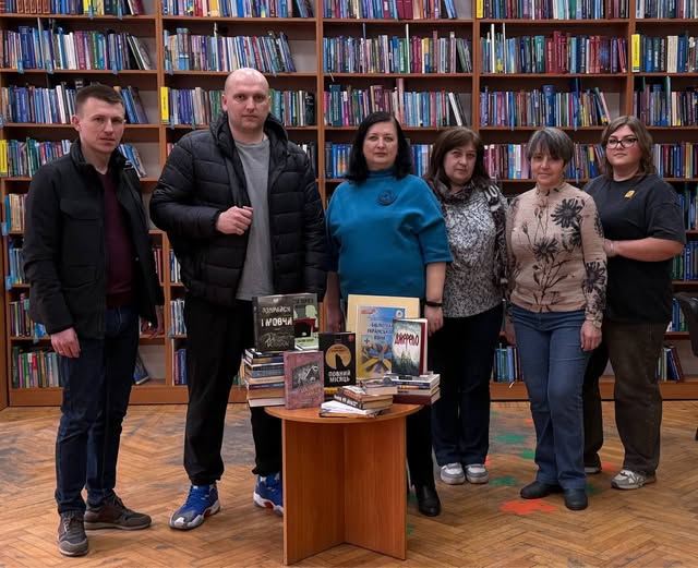 Військовим, які проходять у Вінниці реабілітацію, передали книги