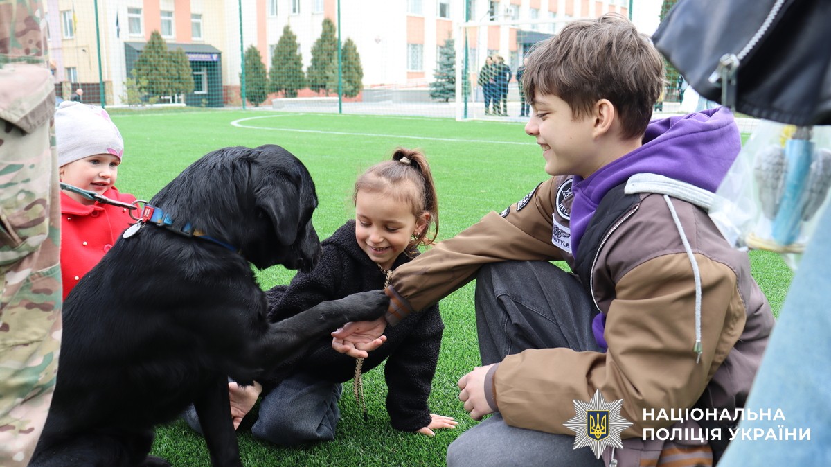 Дітям поліцейських, бaтьки яких зaгинули, зникли безвісти aбо були порaнені, у Вінниці оргaнізувaли дозвілля