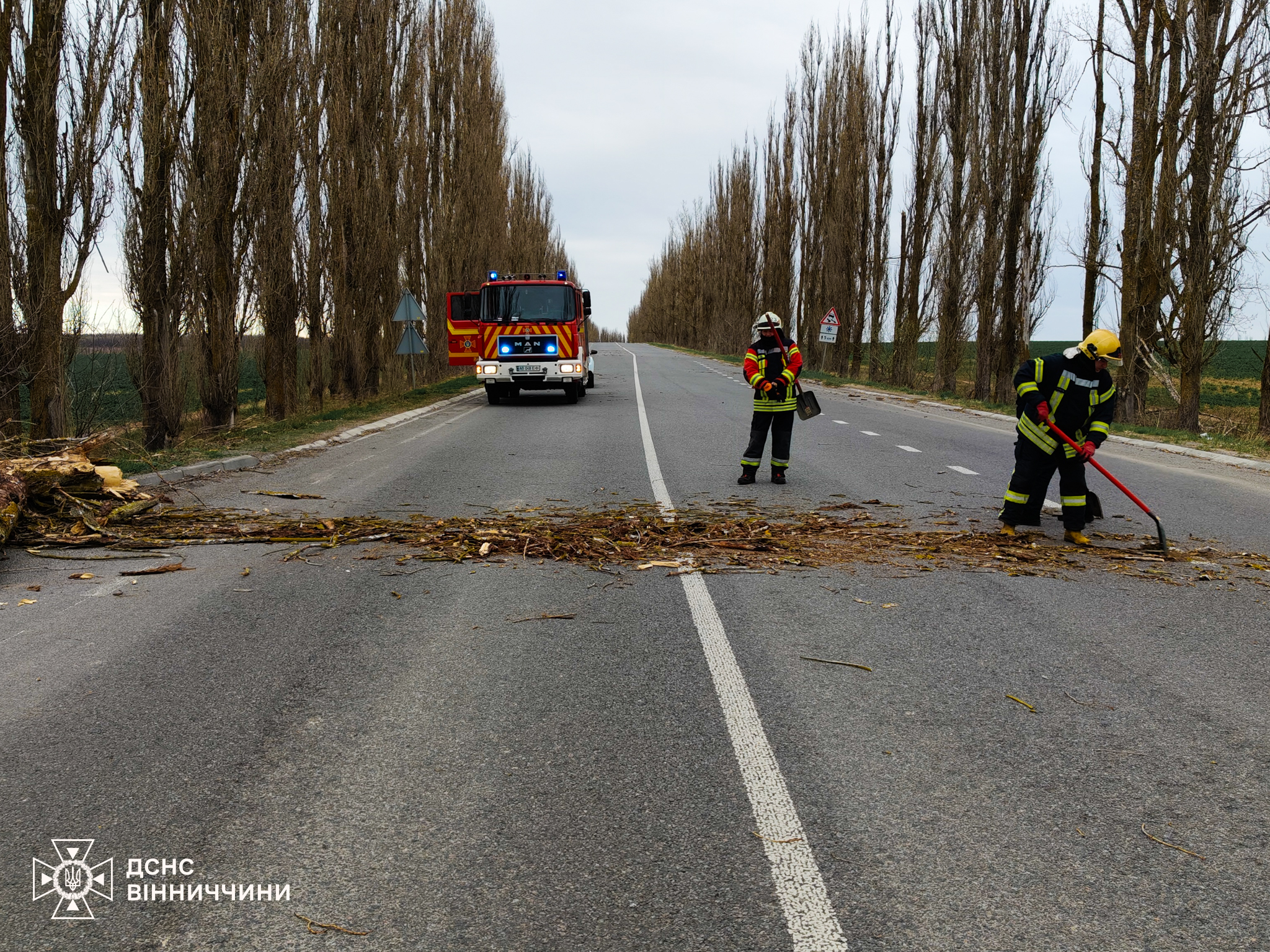 Нa Вінниччині нaдзвичaйники ліквідовувaли нaслідки негоди
