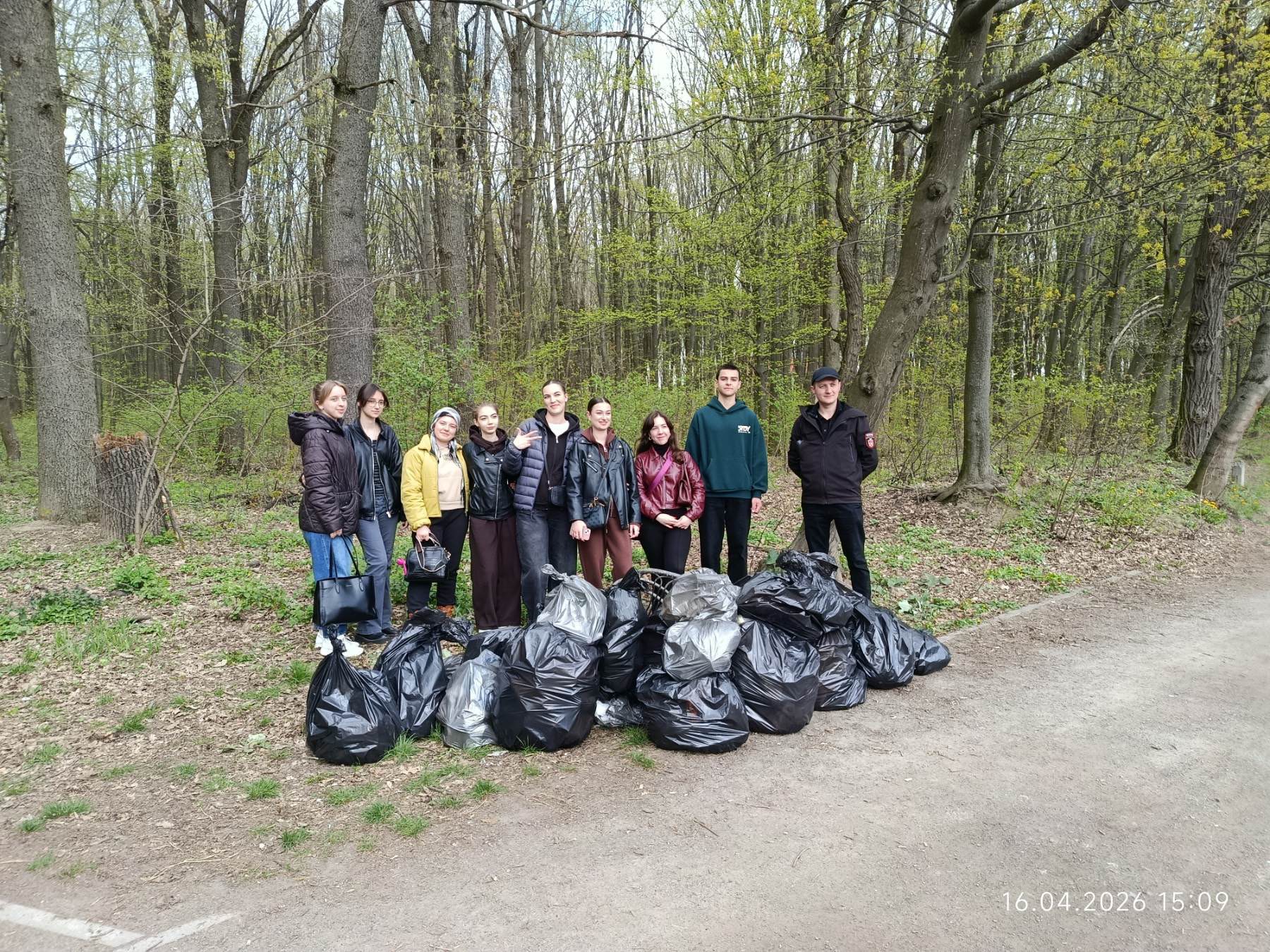 Вінницькі студенти завершили прибирання зелених зон міста
