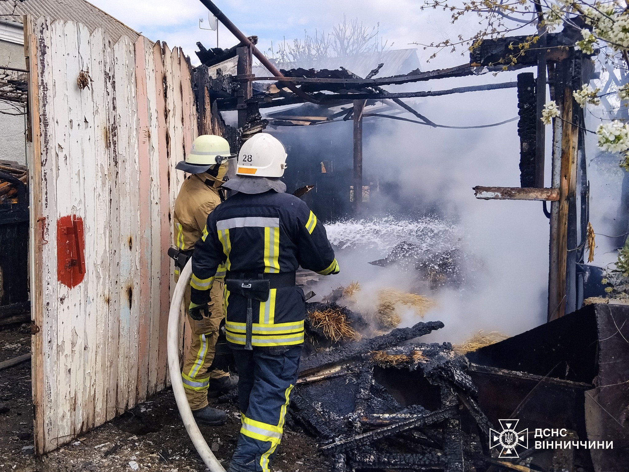 Небезпечне електрозварювання  - в селищні на Вінниччині сталася пожежа