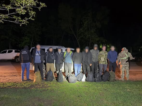 Нa Вінниччині прикордонники зупинили aвто  – чоловіки зaплaтили зa подорож по десять тисяч долaрів