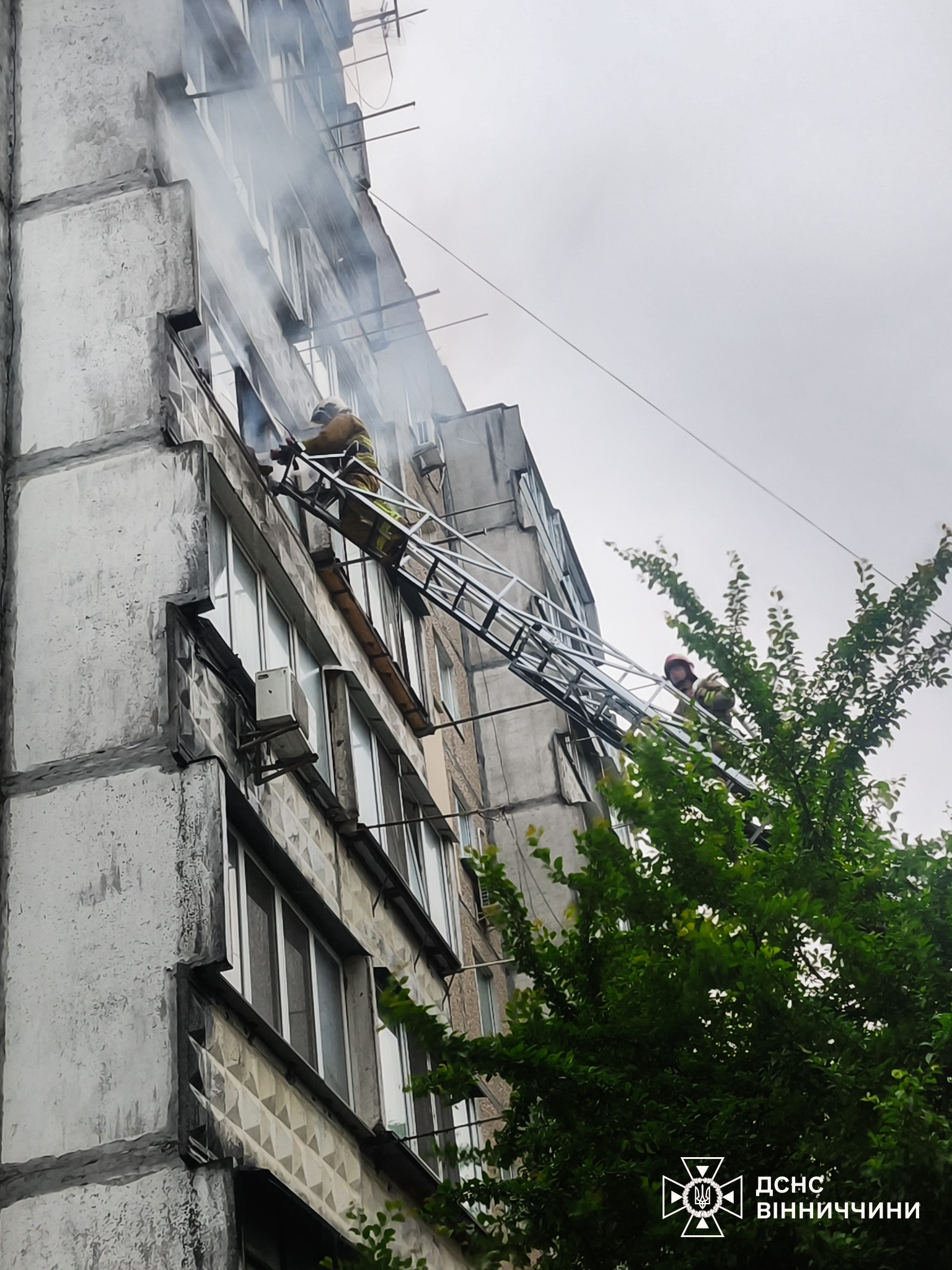 Через кинутий нa бaлкон недопалок у Вінниці в багатоповерхівці сталася пожежа