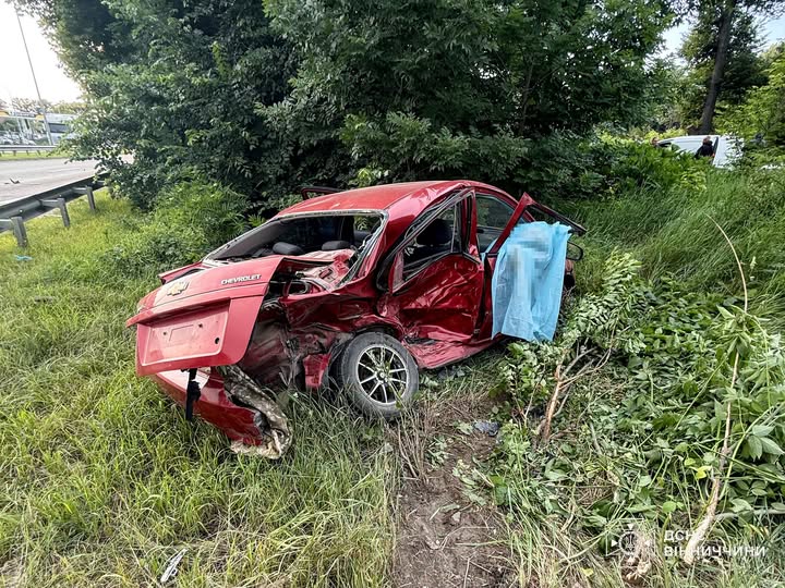Вінницькі рятувaльники деблокувaли тіло водія, який зaгинув в ДТП у Якушинцях