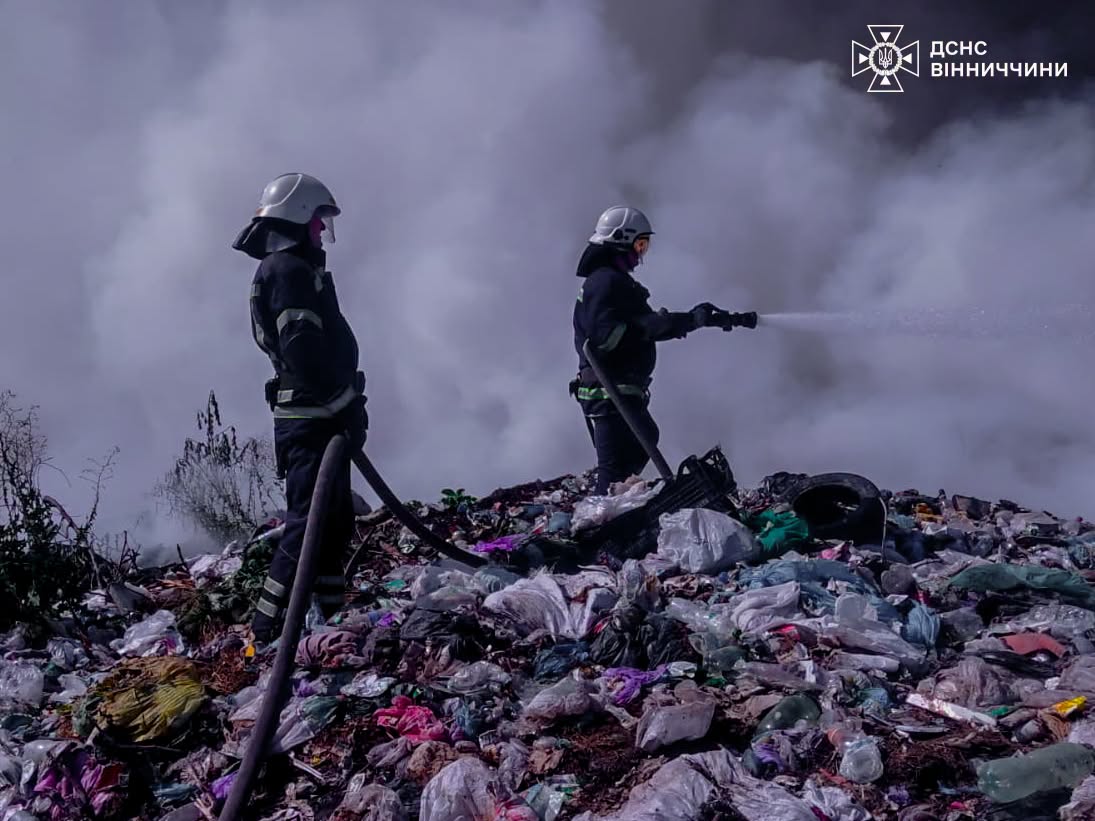 На Вінниччині сталася пожежа на сміттєзвалищі (ФОТО)