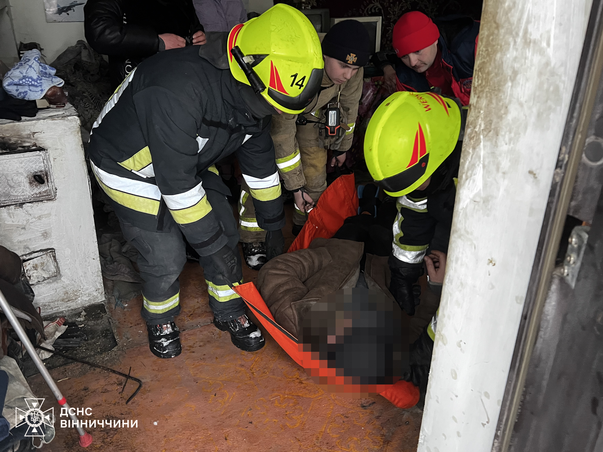 Вінницькі бійці ДСНС кілометр несли на ношах чоловіка з переломом