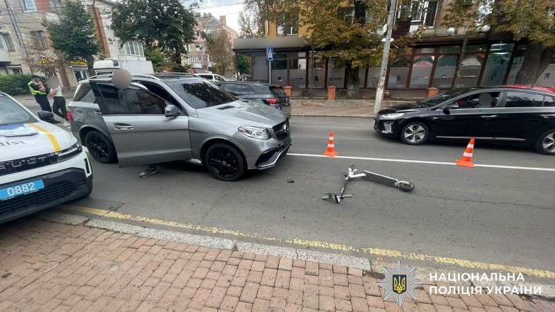 Mercedes, який зіткнувся з електросамокатом, помістили на арештмайданчик у Вінниці