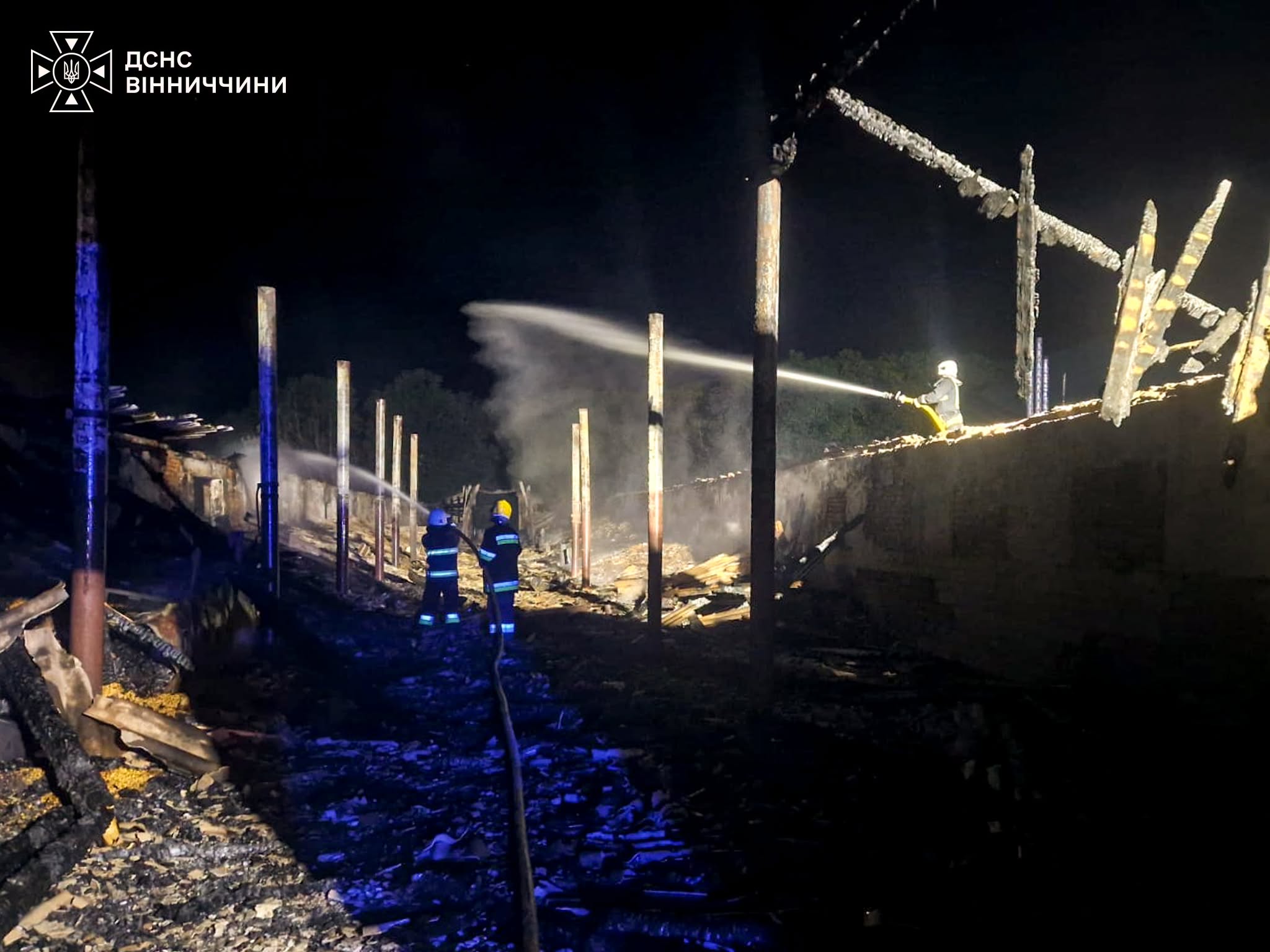 Масштабна пожежа на Вінниччині - згоріло збіжжя, техніку вдалося врятувати