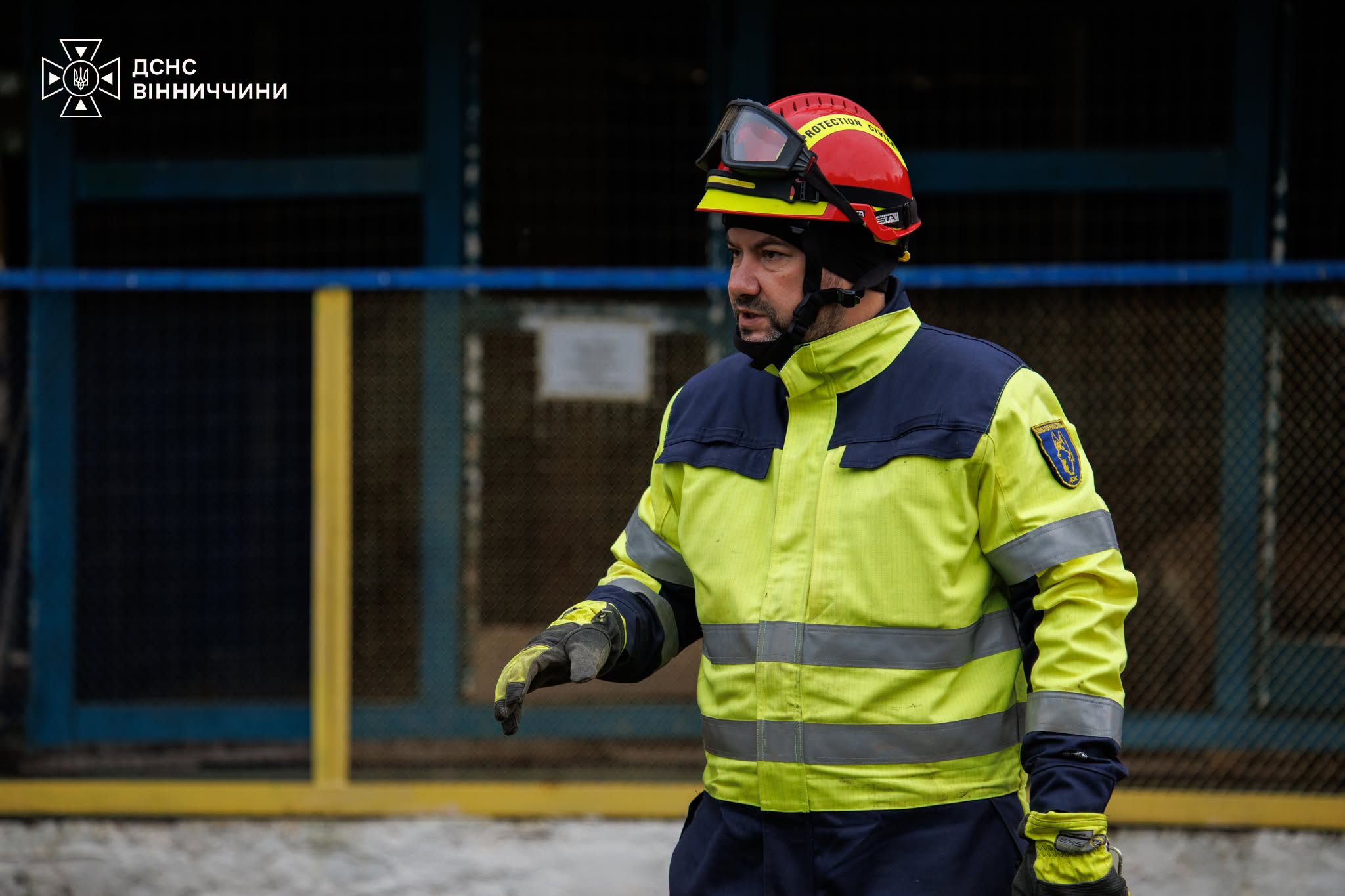 Вінницькі рятувальники ліквідовують наслідки масованої атаки ворога