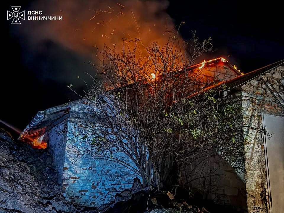 Вночі на Вінниччині в приватній садибі в сараї спалахнуло полум‘я