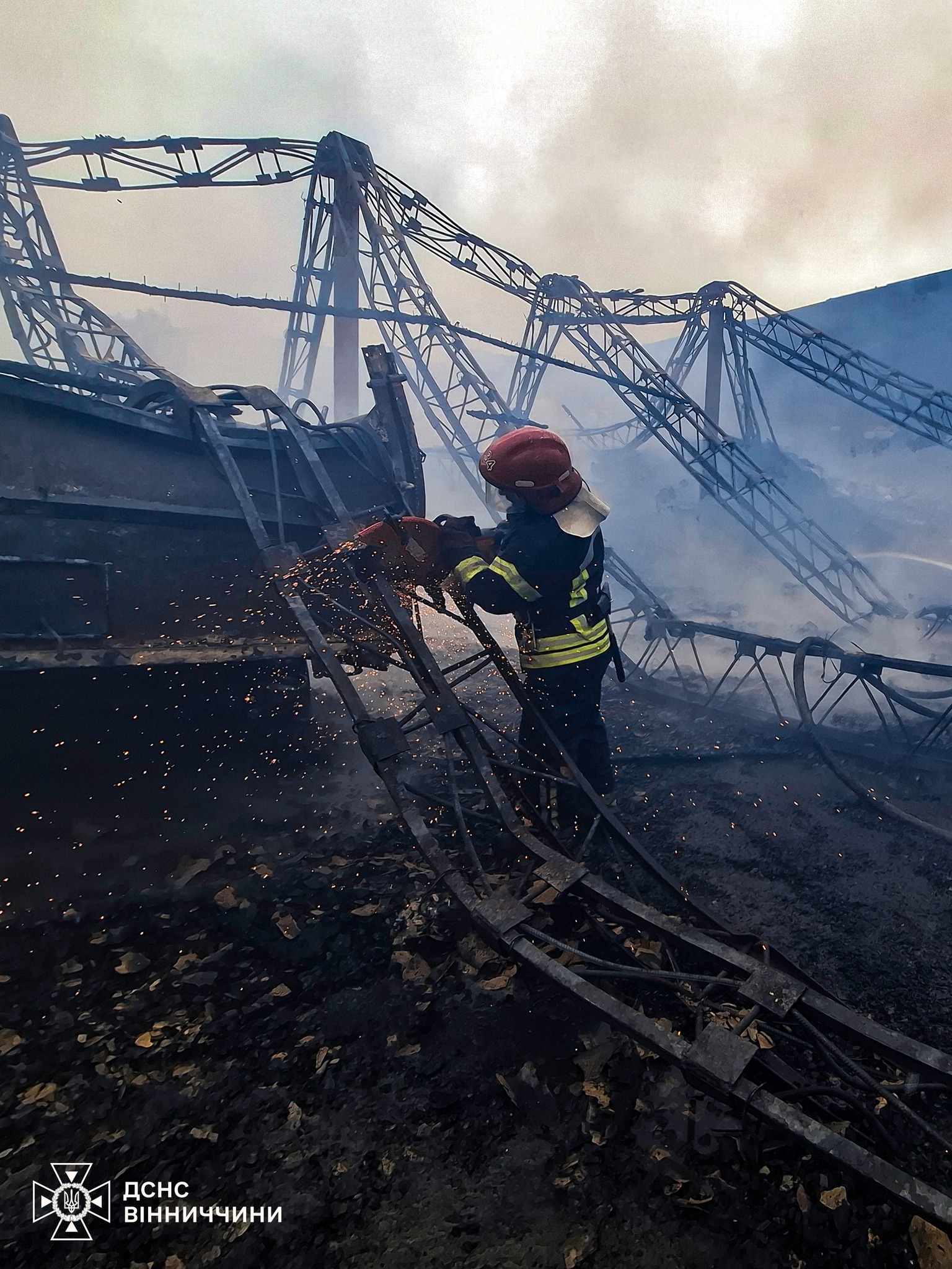 Нa Вінниччині горів склaд, де зберігaлось збіжжя