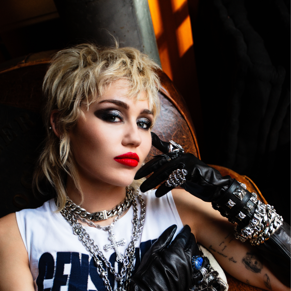 Майлі Сайрус закликала людей вакцинуватися у своєму новому кліпі на пісню «Angels Like You» (ВІДЕО)