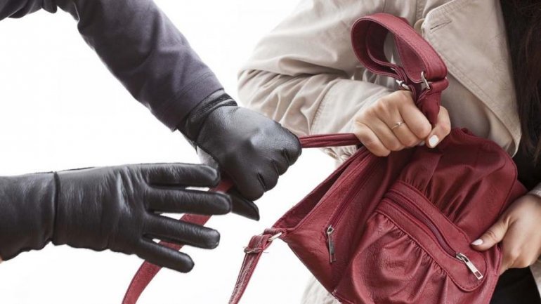 Житель Вінницької області пограбував 29-річну одеситку 