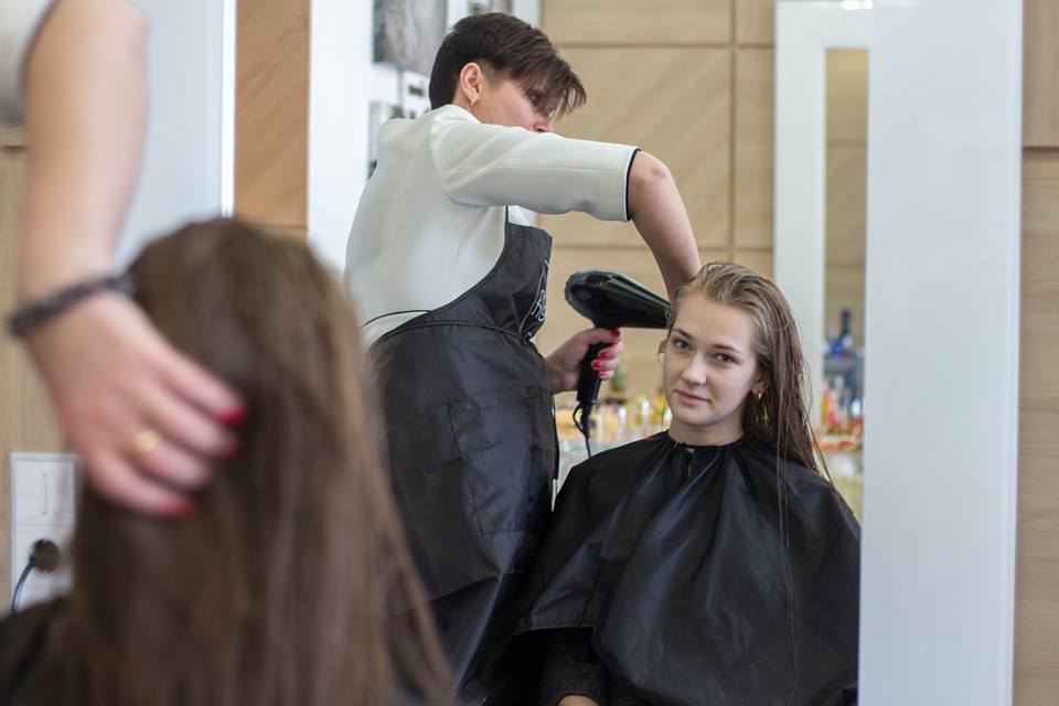 У вінницьких перукарнях безкоштовно обслуговують внутрішньо переміщених осіб