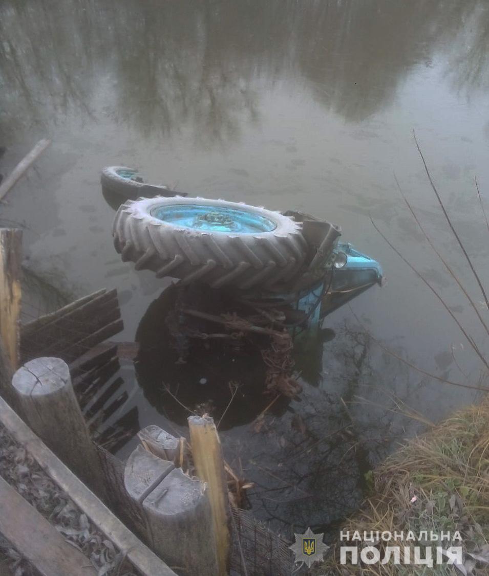 Смертельна ДТП на Вінниччині: водій трактора з'їхав у ставок та перекинувся