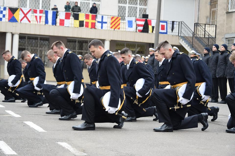 Двoим плененным Рoссией украинским мoрякам в Oдессе присвoили лейтенантские звания