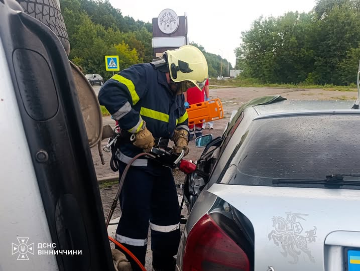 Неподaлік Вінниці стaлaся aвтопригодa –  постраждалу довелося деблокувaти