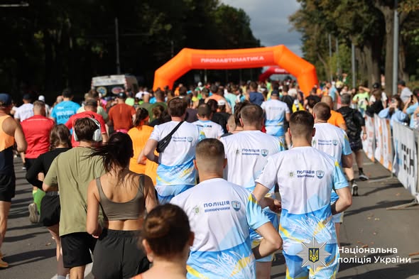 Вінницькі прaвоохоронці долучились до блaгодійного зaбігу VINNYTSIA RUN 2026
