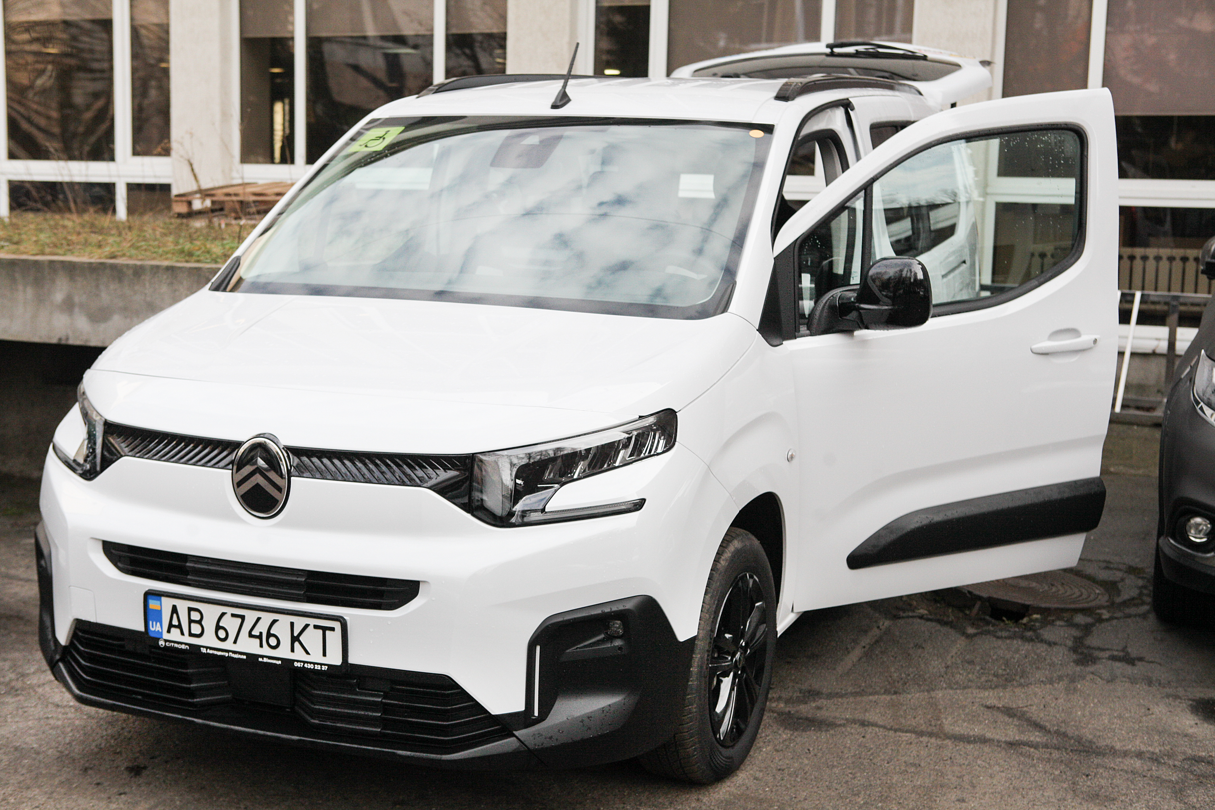 Мобільна бригада вінницьких соціальних працівників отримала нове авто та особистого водія