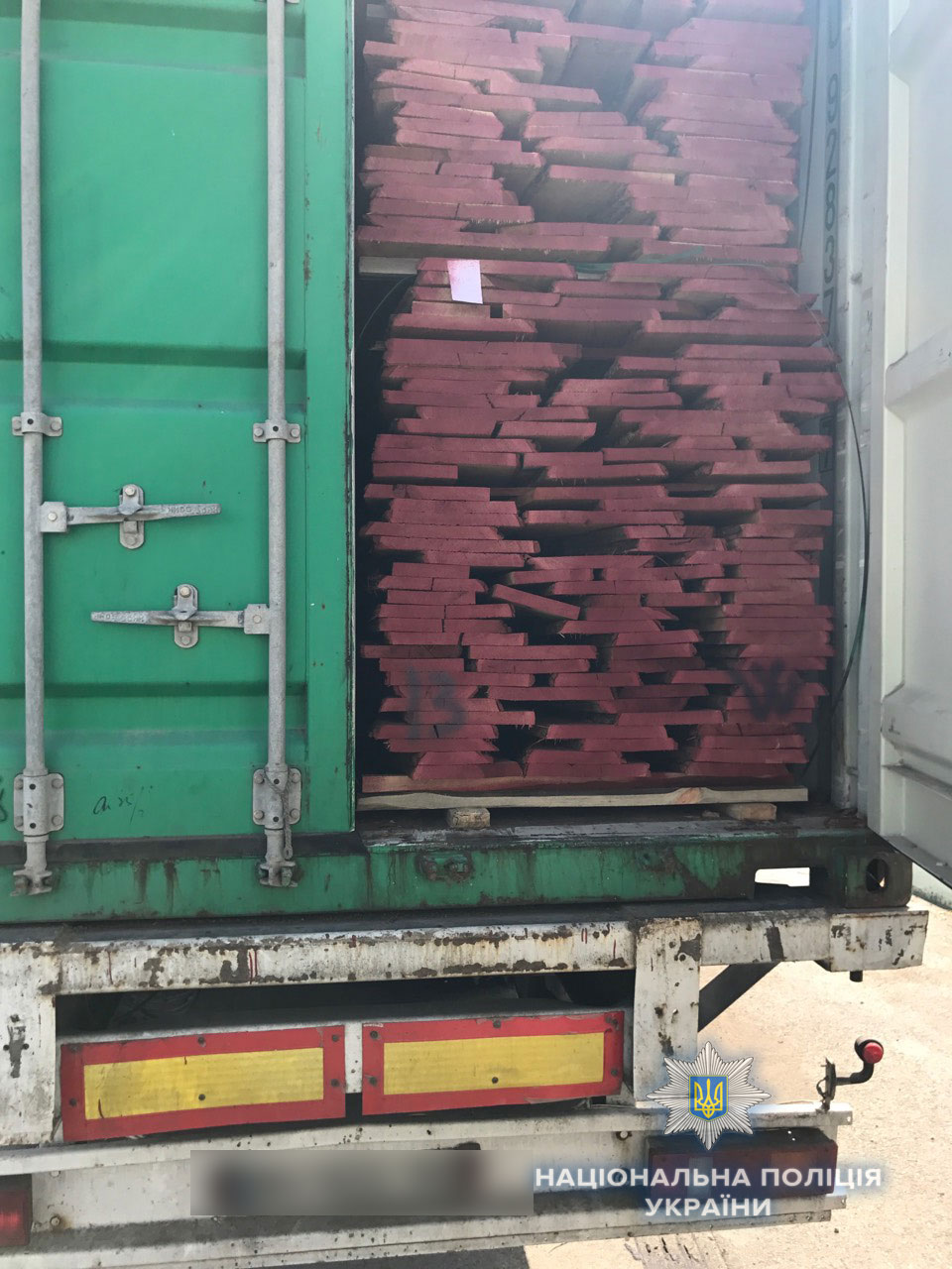 На Черкащині виявлено вантажівку, водій якої перевозив деревину без відповідних документів