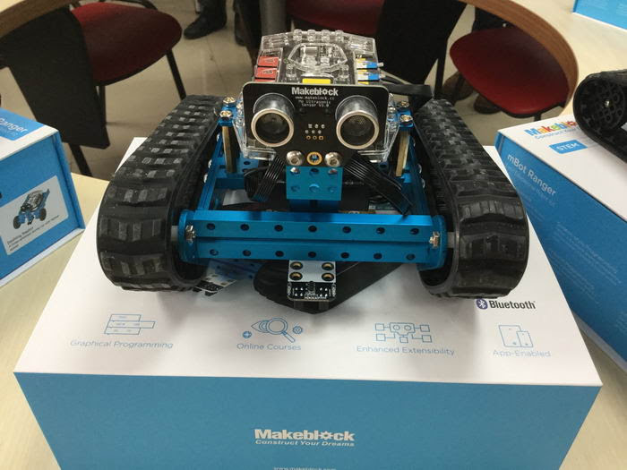 В одесскую школу робототехники прибыл первый робот зa деньги меценaтов