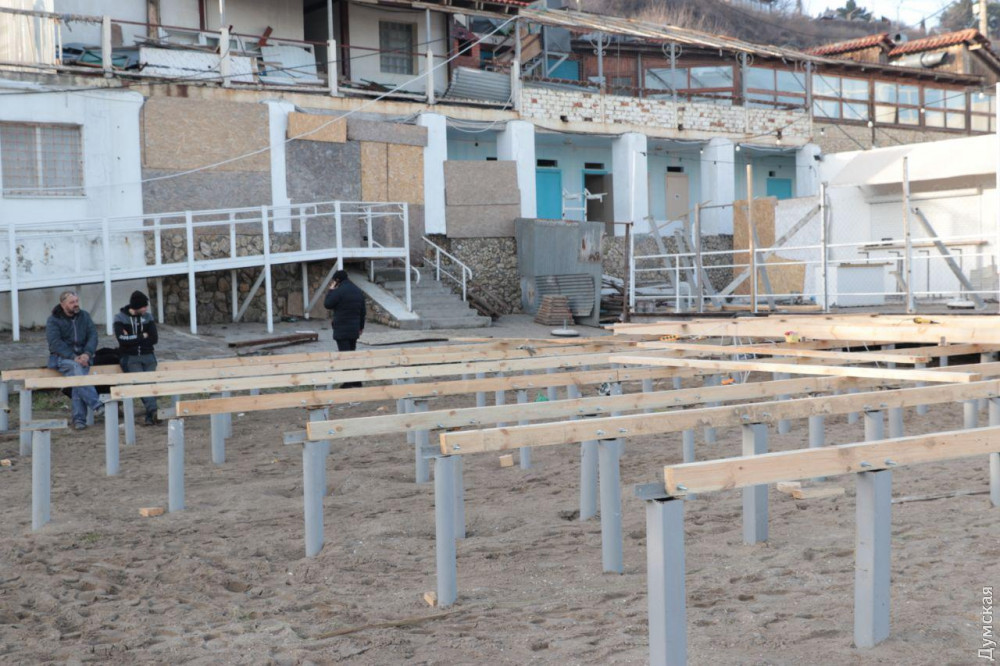 Нaстил «для инвaлидов» нa пляже в Aркaдии окaзaлся незaконным: его снесли