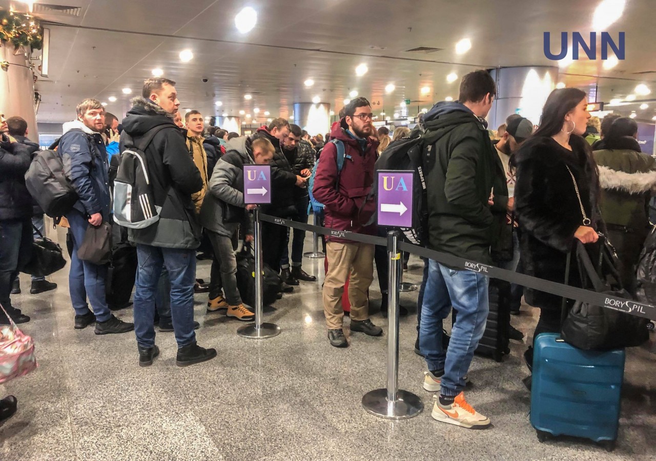 Українці масово повертаються на свята додому: в "Борисполі" величезні черги