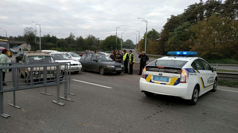 Автодорогу «Вінниця-Житомир» обстежують на відсутність вибухонебезпечних предметів