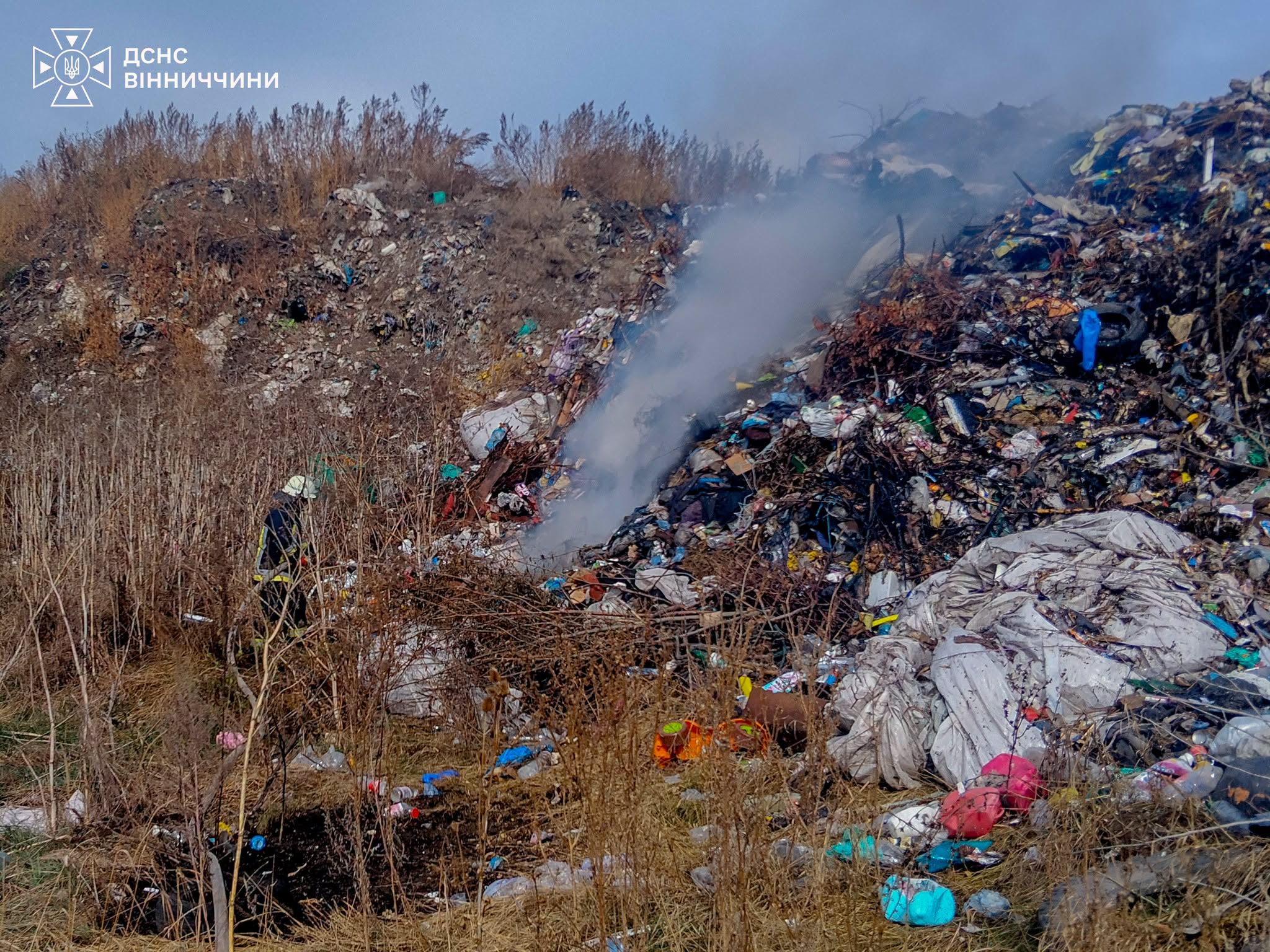 Пожежі на Вінниччині - горів  гараж, комбайн, тюки соломи і сміттєзвалище