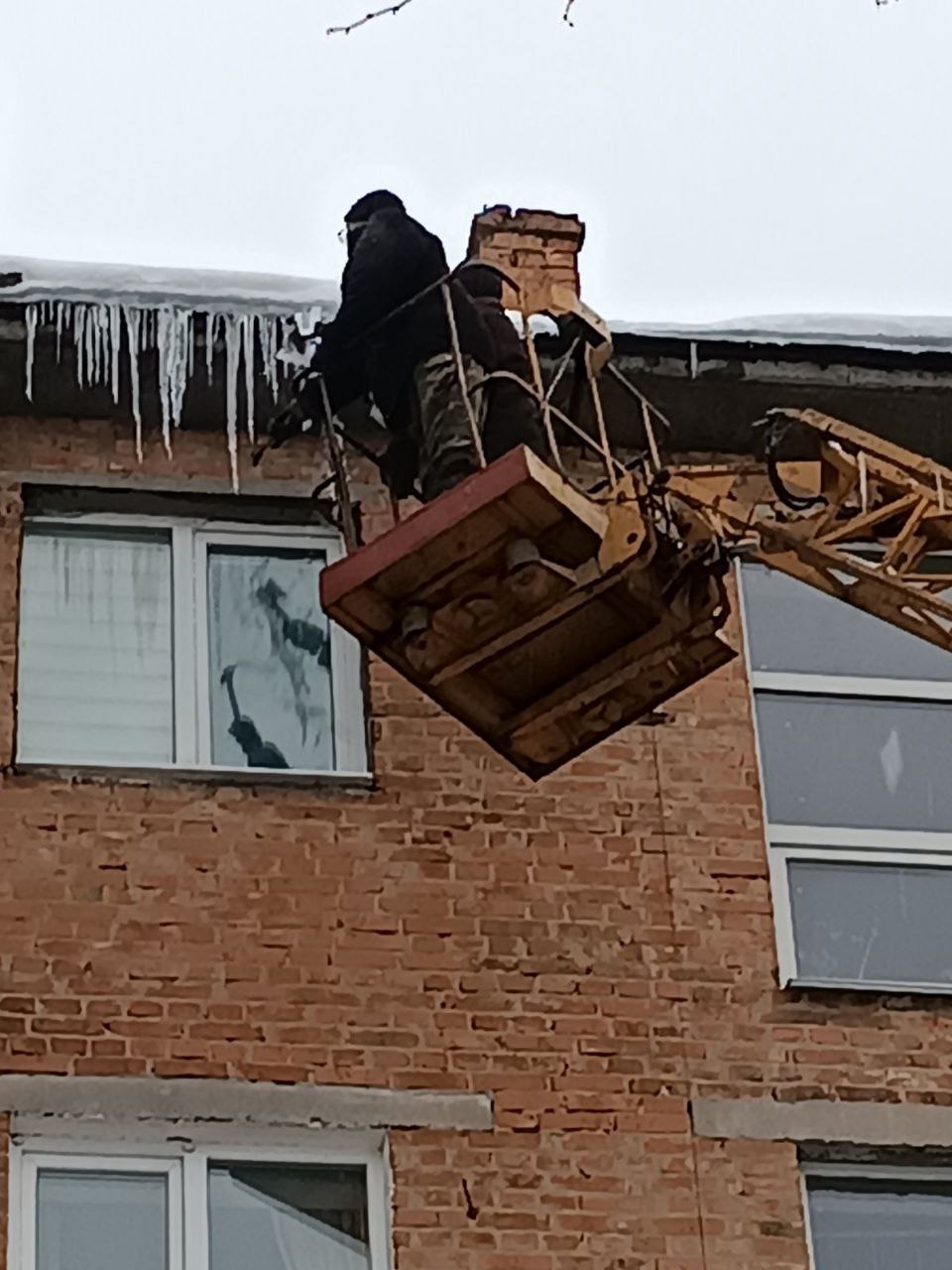 У Вінниці покрівлі будинків чистять від бурульок