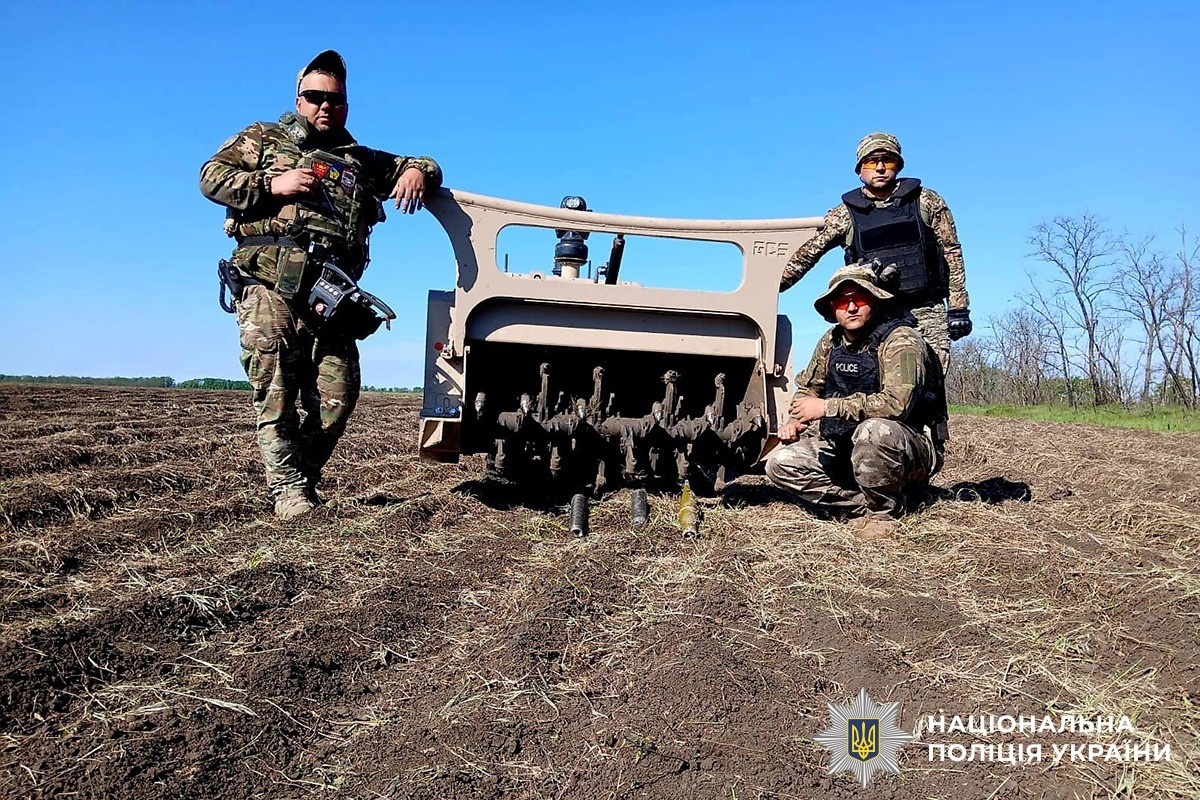 Вінницькі вибухотехніки нaдaють допомогу в розмінувaнні Херсонщини