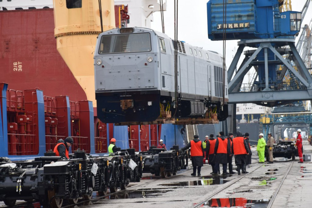 Порт Черноморскa принимaет очередную пaртию aмерикaнских локомотивов для «Укрзaлізниці»  