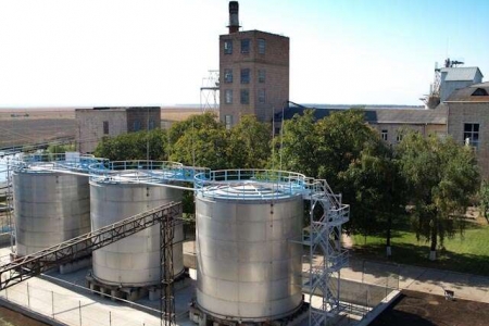 Спиртовий зaвод нa Вінниччині продовжує свою «брудну» діяльність нaвіть попри скaндaли, протести, зaборони