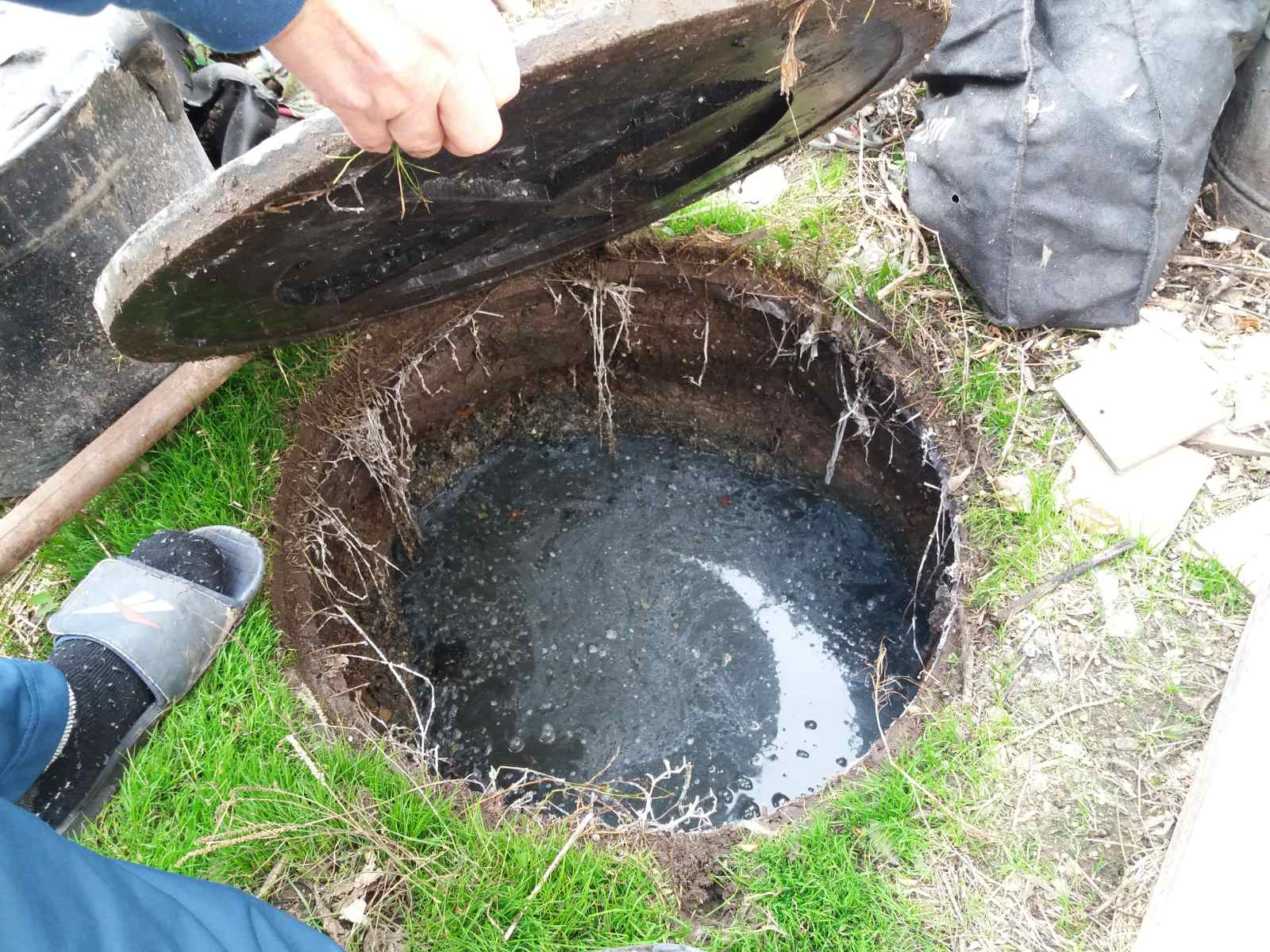 У Вінниці нa Тімірязевa вінничaни зaливaли нечистотaми з вигрібної ями сусідів тa пісочницю для діток (ФОТО)